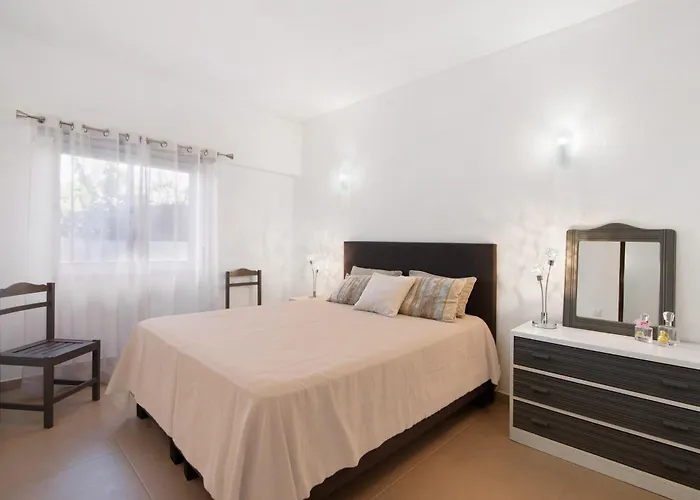 Dita Αλμπουφέιρα